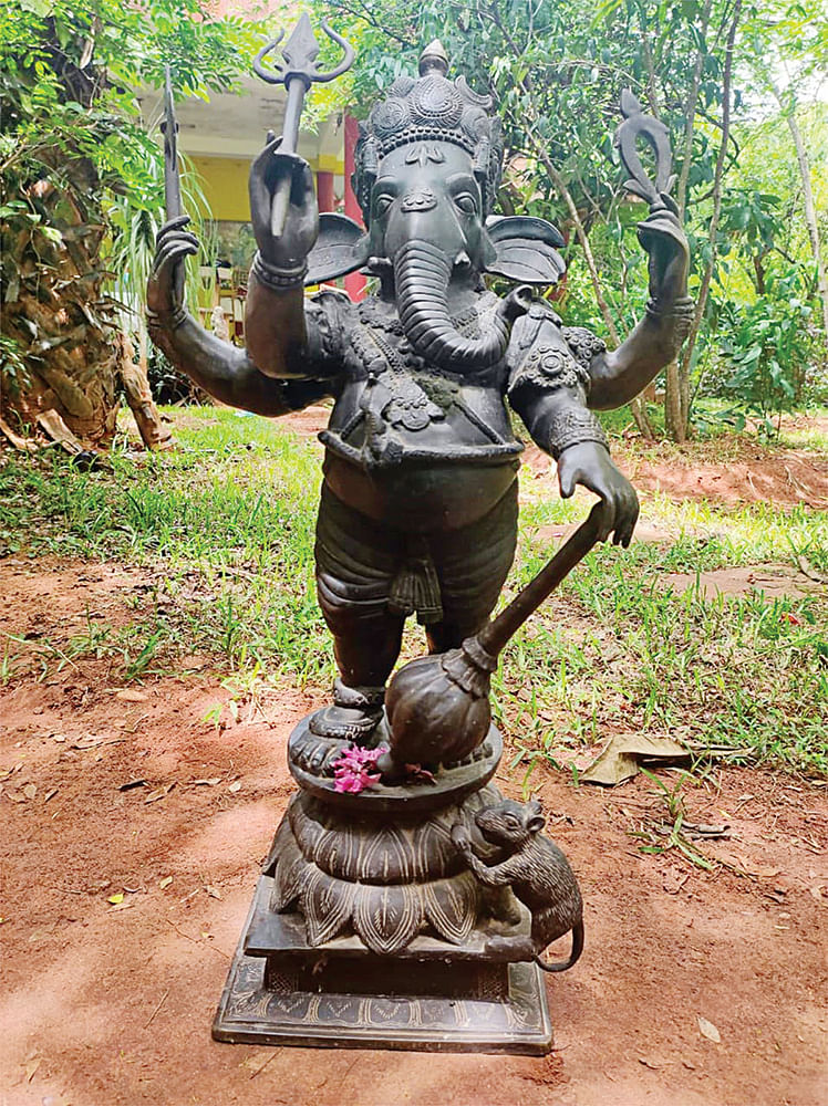 ஆரோவில் சர்வதேச நகரமா... சட்டவிரோத நகரமா? - பிடிபட்ட போதைப்பொருள்கள், கடத்தல் சிலைகள்....
