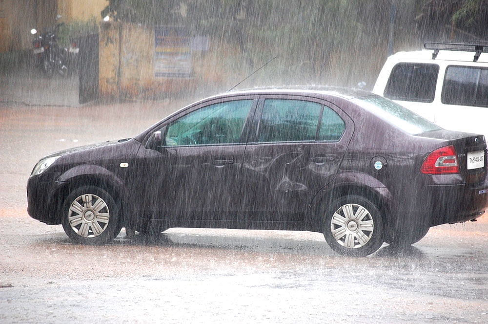 மழை நேரங்களில் கார்/பைக் ஓட்டும்போது...