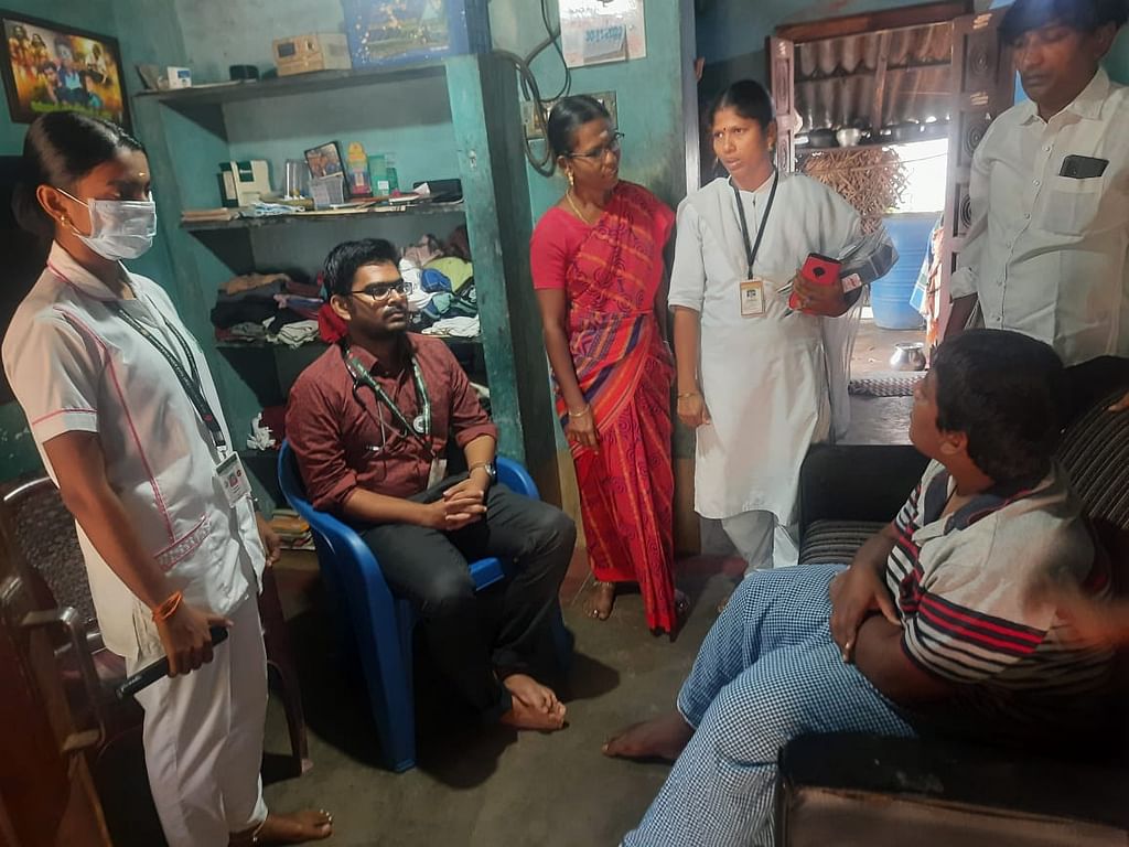 வீடு தேடி வந்து பரிசோதனை செய்த மருத்துவர்கள்