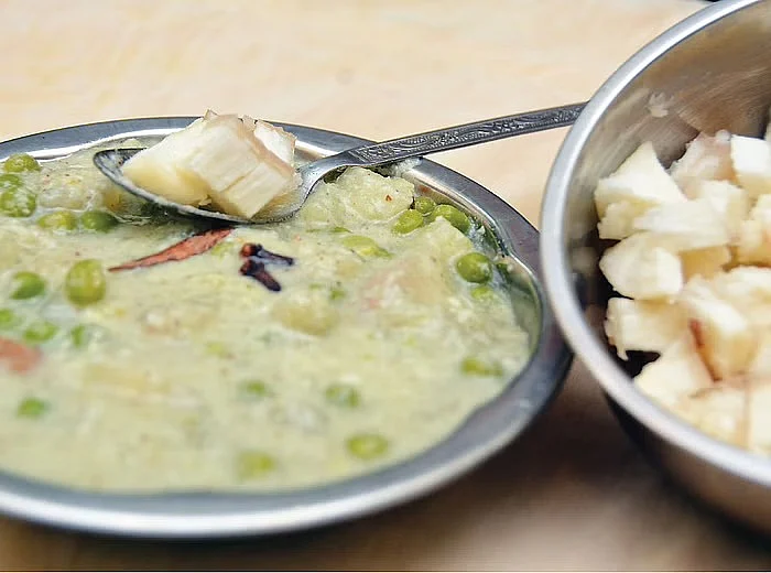 மரவள்ளிக்கிழங்கு பட்டாணி தேங்காய்ப்பால் கிரேவி