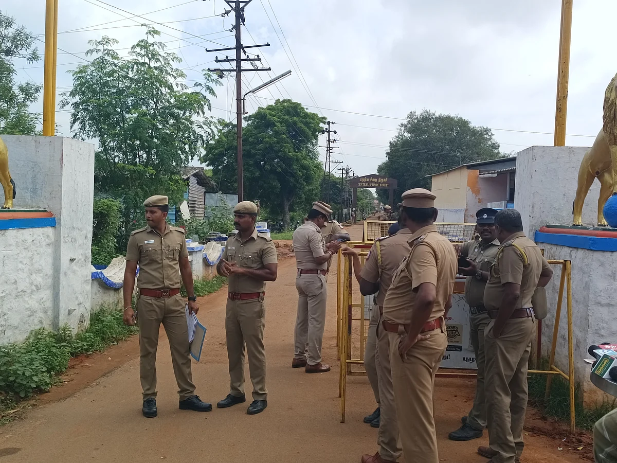 சிறப்பு முகாம் முன்பு குவிக்கப்பட்டிருக்கும் போலீஸார்