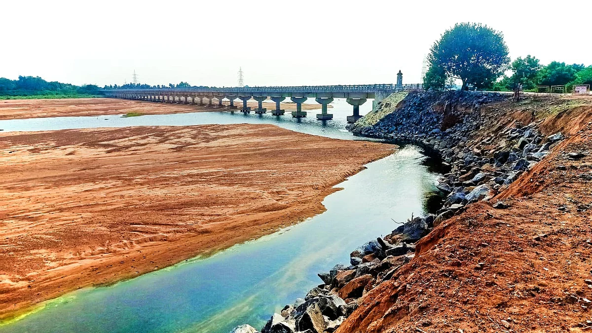 மேம்பாலம் பாதிக்கப்படும் அளவிற்கு அரிப்பு ஏற்பட்ட எல்லீஸ் சத்திரம் தடுப்பணை பகுதி