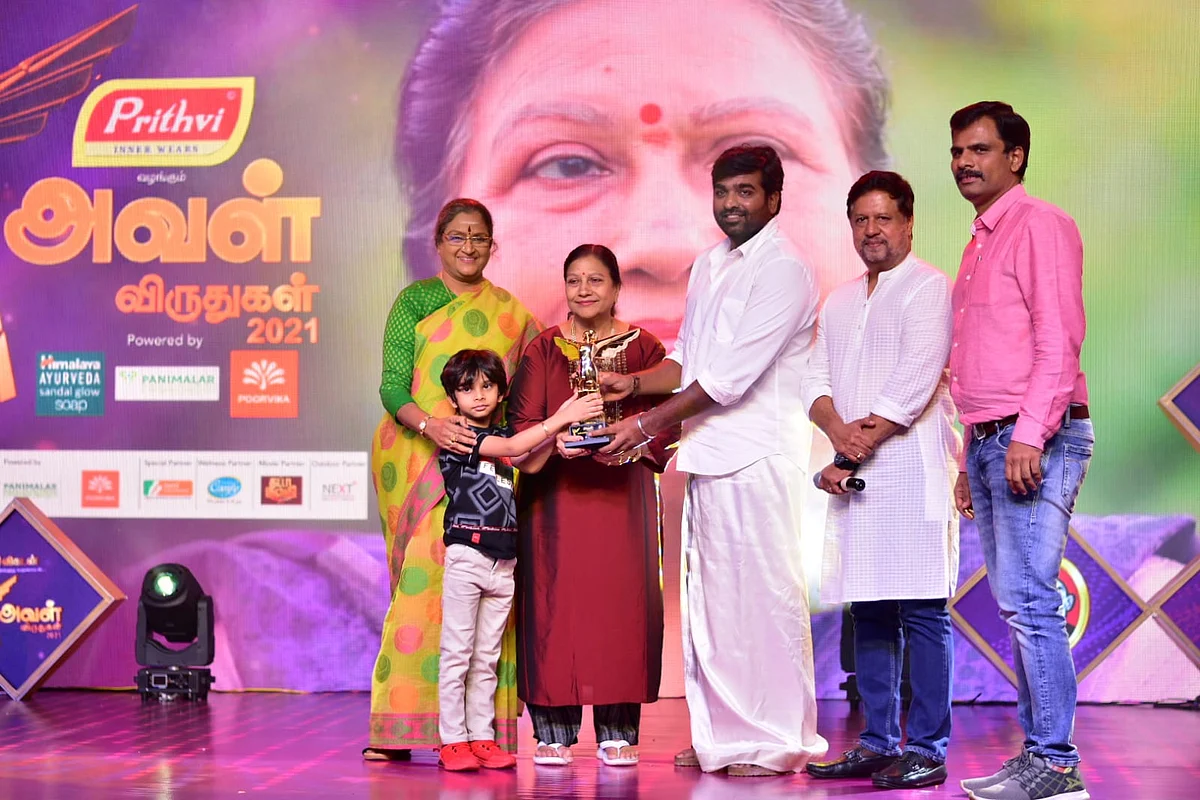 எம்.நாகமணி பெஸ்ட் மாம் விருது வாங்கிய தருணம்.
