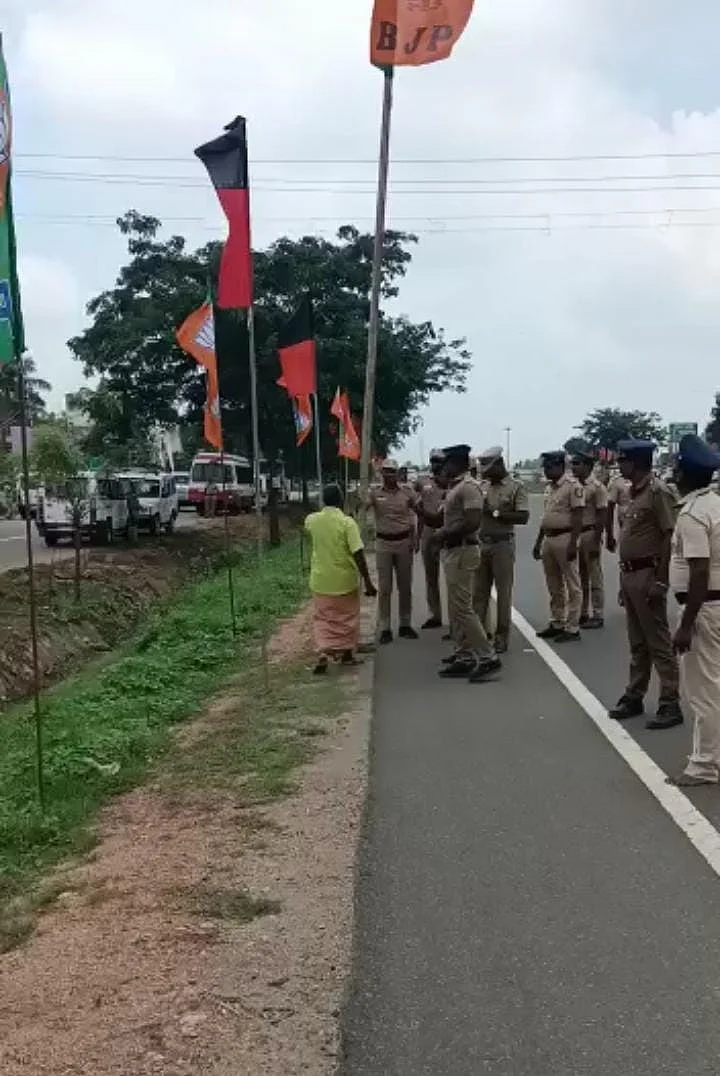 கொடிகளை அகற்றும் போலீஸார்