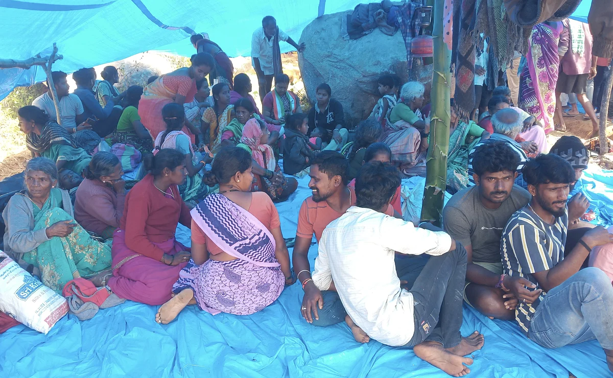 கிராமத்தைவிட்டு வெளியேறி ‘டென்ட்’ அமைத்துள்ள கிராம மக்கள்.