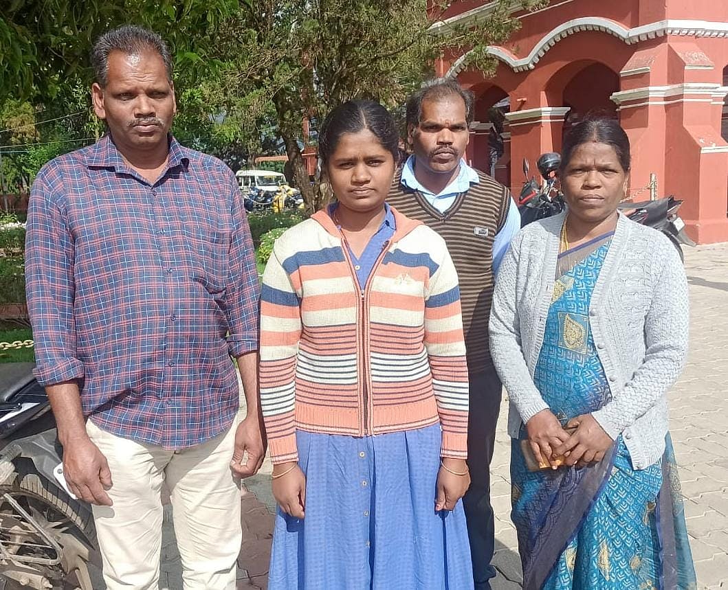 `இரண்டுமுறை மெடிக்கல் சீட் கிடைத்தும்...’ - நீலகிரி இருளர் பழங்குடி இன முதல் மருத்துவ மாணவி ஸ்ரீமதி