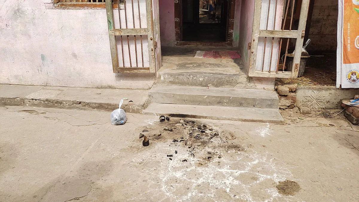 பெட்ரோல் குண்டு வீசப்பட்ட வீடு