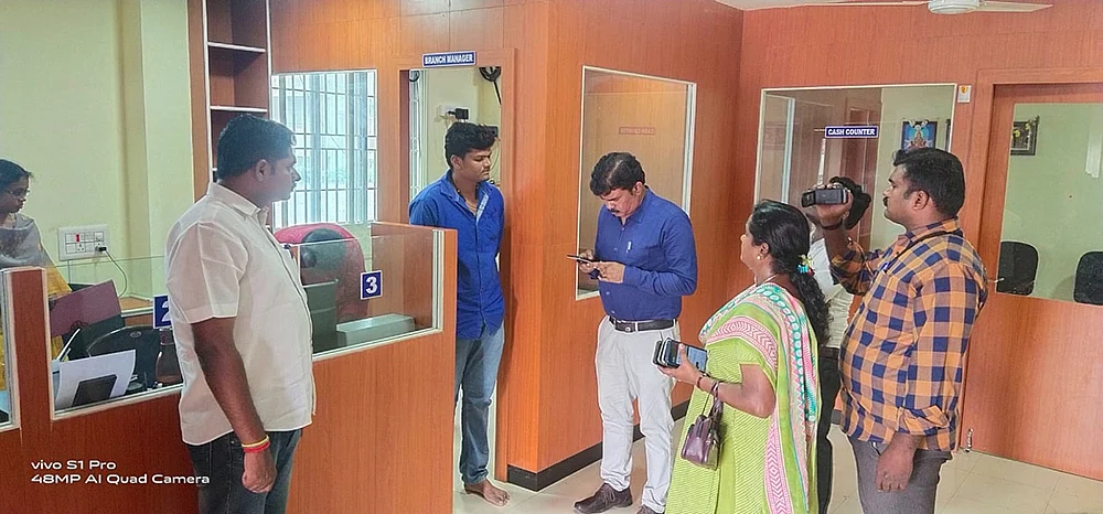 8 கிளைகள்... 3,000 வாடிக்கையாளர்கள்... போலி வங்கி... போலீஸில் சிக்கியது எப்படி?