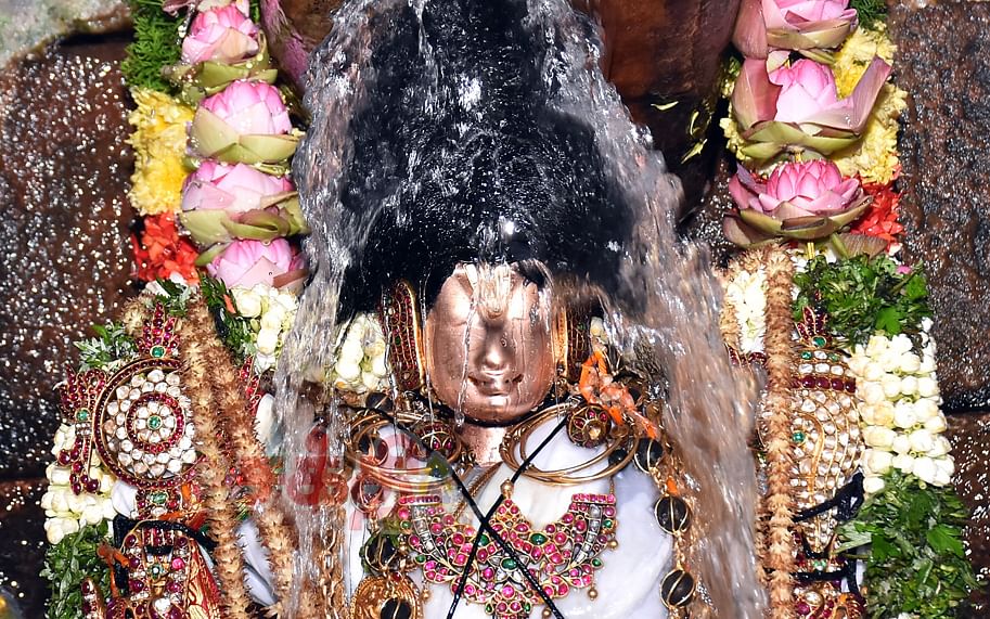 மதுரை அழகர்கோயில் கள்ளழகர் தைலக்காப்பு தீர்த்தத் தொட்டியில் நீராடும் திருவிழா! | Photo Album