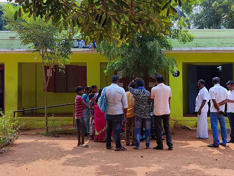 ஈரோடு: `கழிவறையை சுத்தம் செய்ய பட்டியலின மாணவர்களை ஈடுபடுத்துவதா?' - பள்ளியை முற்றுகையிட்ட பெற்றோர்