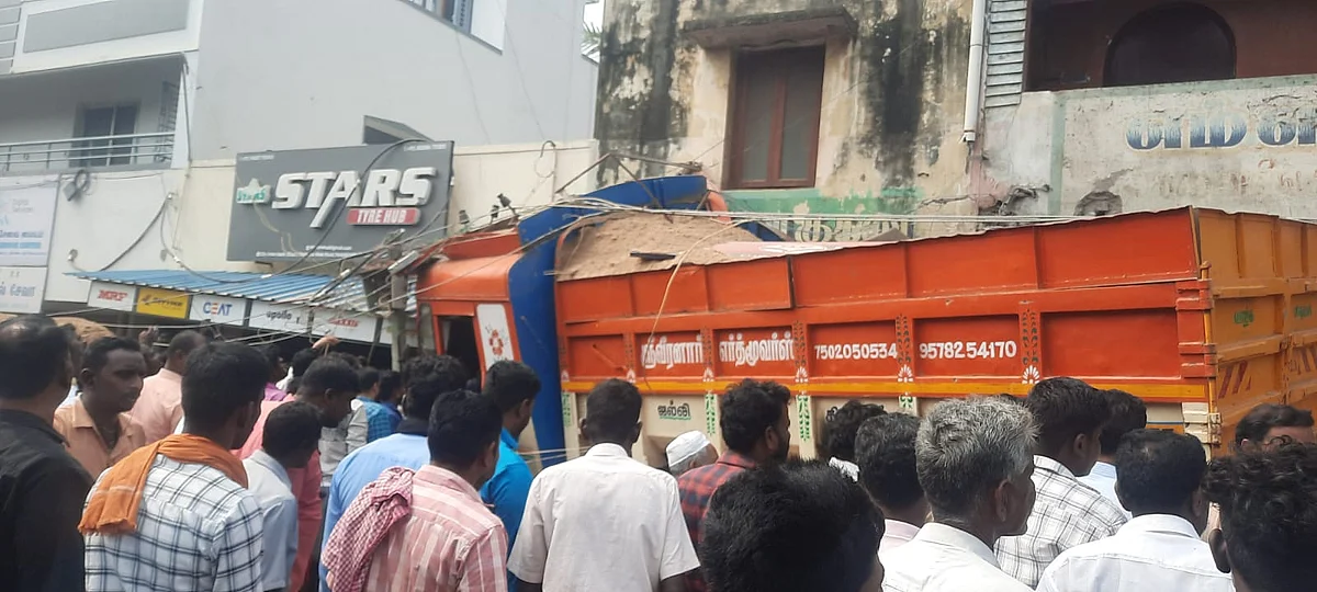 மணல் லாரி விபத்து