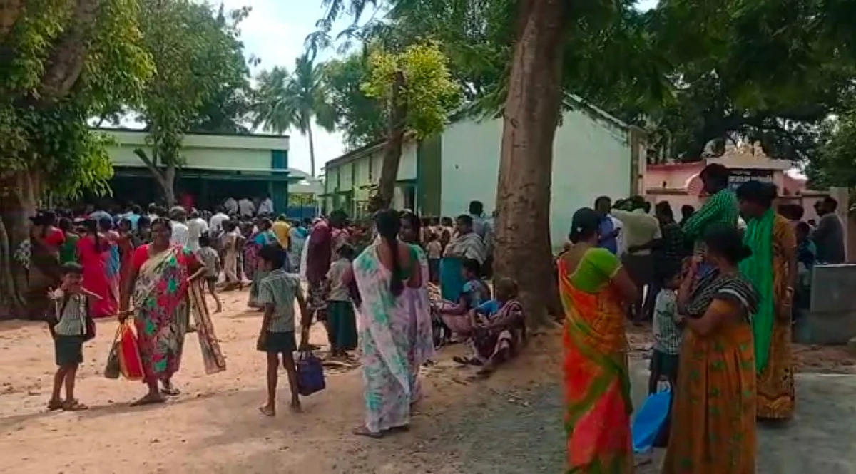 பள்ளியில் திரண்ட பெற்றோர்கள்