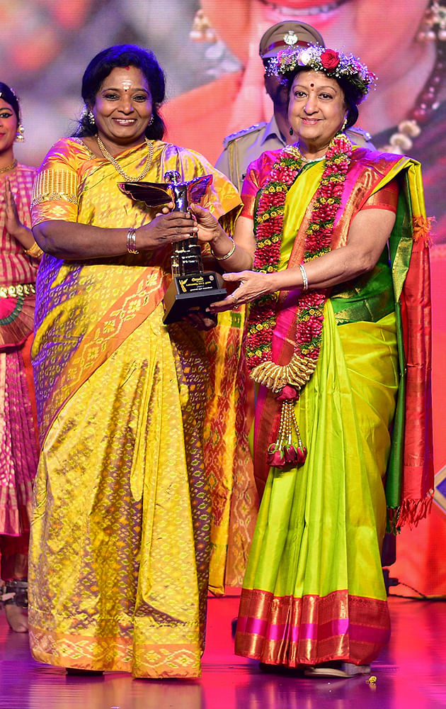 விருதுகள் மேடையை விறுவிறுப்பாக்கிய தமிழிசை - கனிமொழி