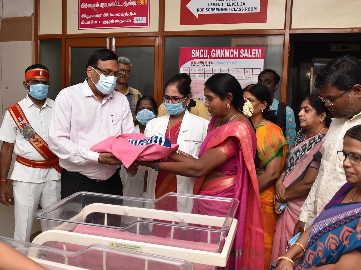 ஒரே பிரசவத்தில் 3 பெண் குழந்தைகள், விட்டுச்சென்ற பெற்றோர்; வளர்த்தெடுக்க முன்வந்த மாவட்ட நிர்வாகம்!