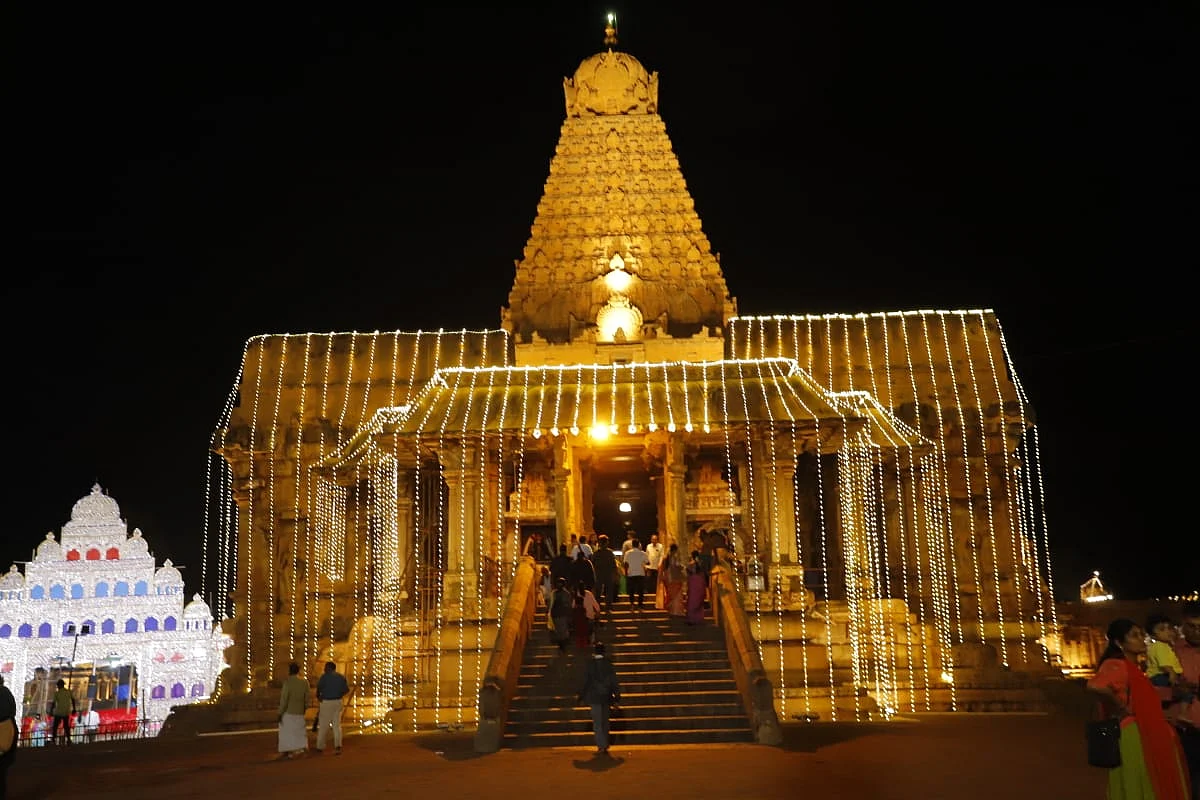 மின்னொளியில் ஜொலிக்கும் பெரிய கோயில்