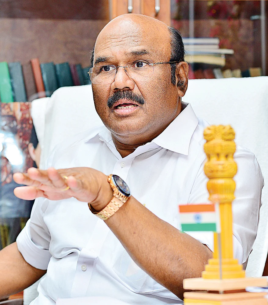 குண்டு வெடிப்பு... கவர்னர்... ஆணையங்கள்... சட்டமன்றம்... என்ன செய்கிறது எதிர்க்கட்சி?