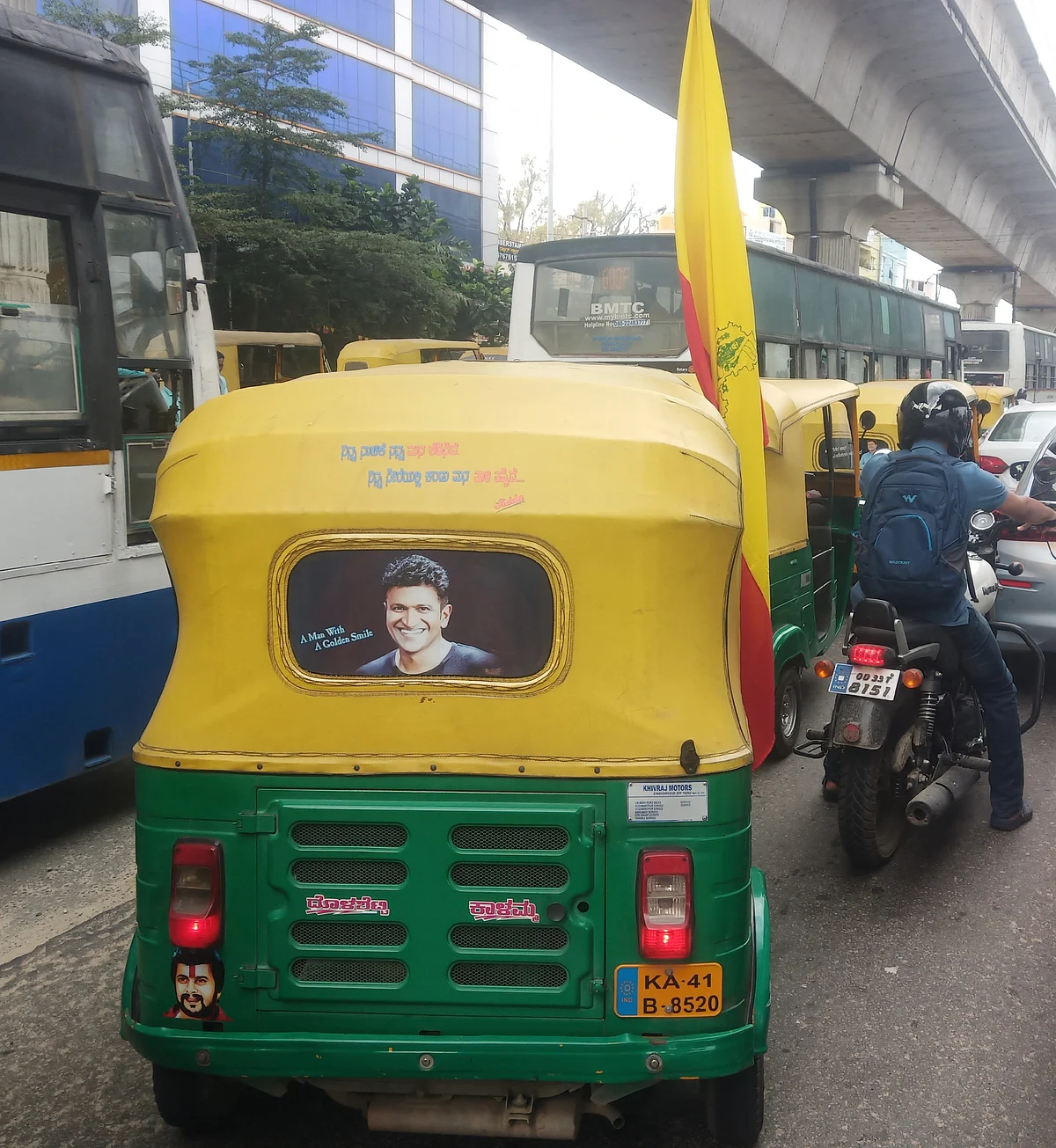 கர்நாடகக் கொடியுடன், ஆட்டோவில் புனித் ராஜ்குமார் படம்
