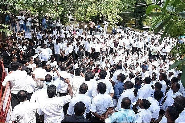 வழக்கறிஞர்கள் ஆர்ப்பாட்டம்