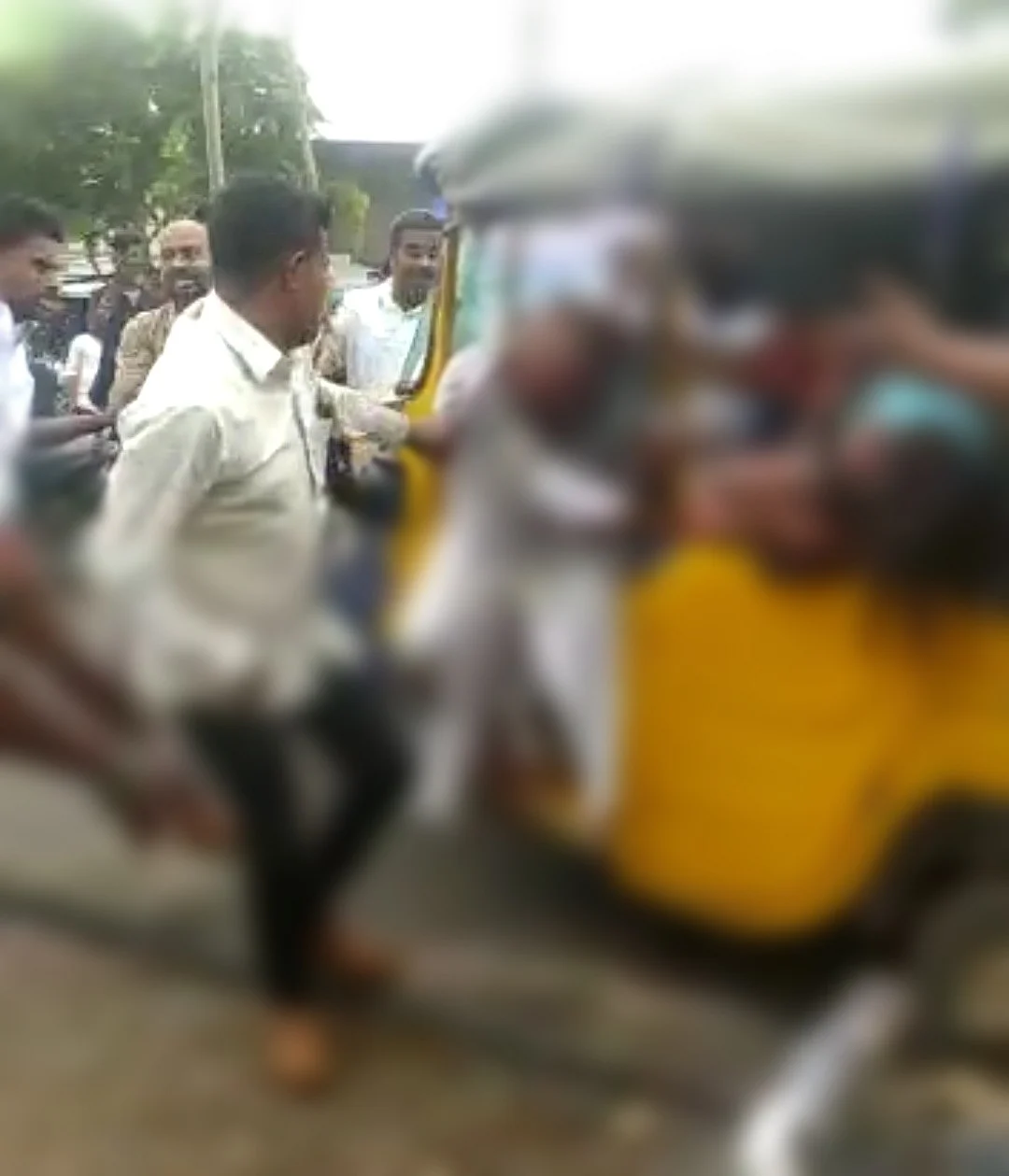 கோயில்களில் மணிகள் திருட்டு? - சரமாரியாகத் தாக்கிய மக்கள்; உயிரிழந்த 10 வயது சிறுமி! - என்ன நடந்தது?