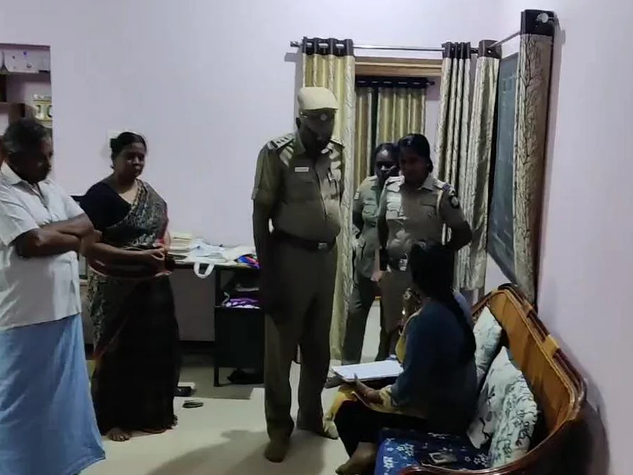 ஈரோடு: இரவில் வீடு புகுந்த முகமூடிக் கும்பல்; அரிவாளைக் காட்டி மிரட்டி நகை, பணம் கொள்ளை!