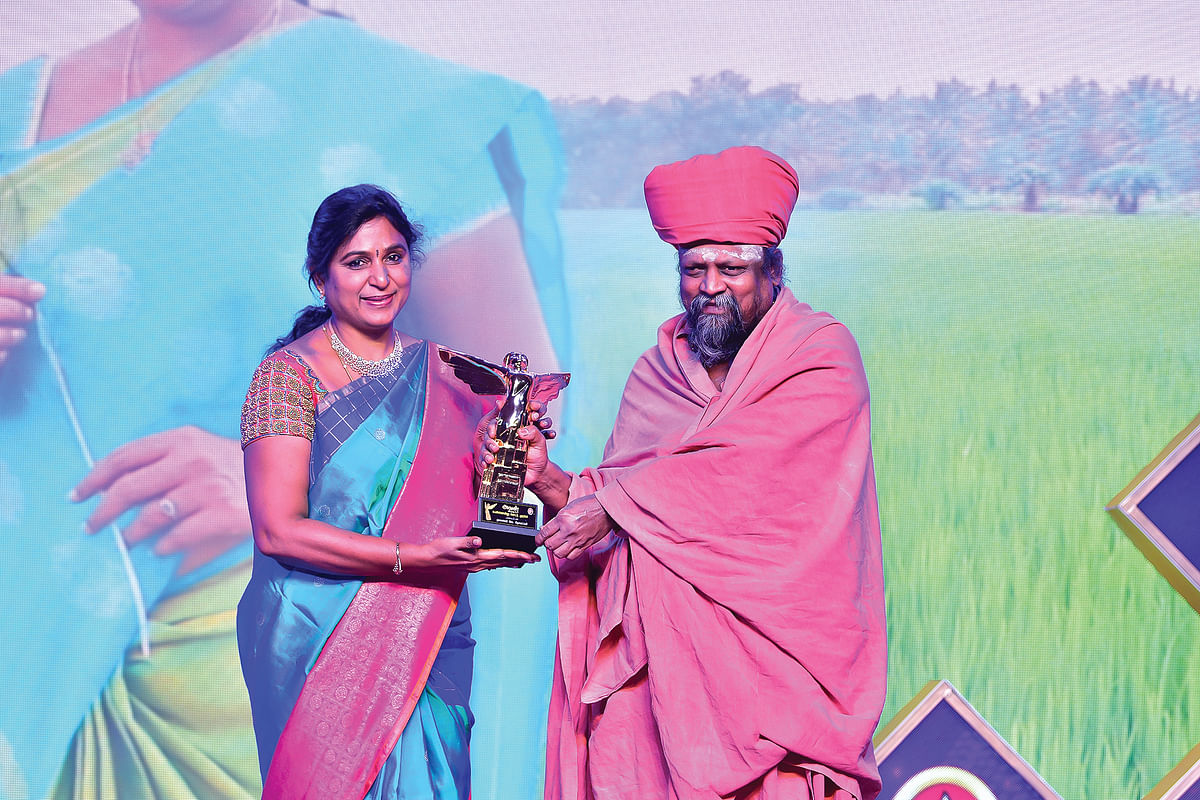 கீதாலட்சுமிக்கு விருது வழங்கும் குன்றக்குடி பொன்னம்பல அடிகளார்