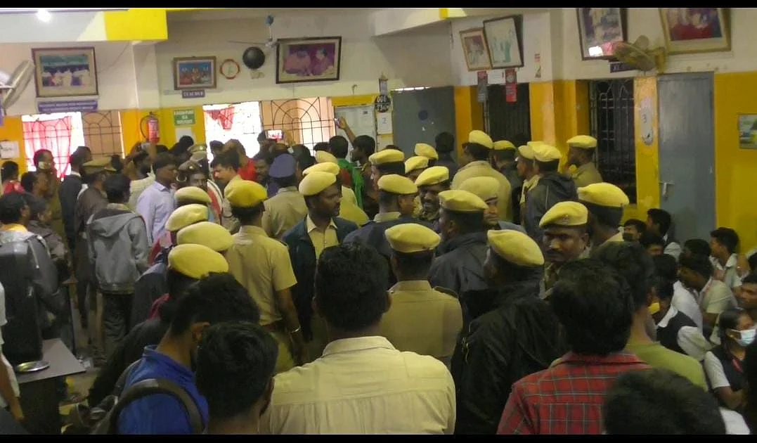 பள்ளியில் போராட்டம்