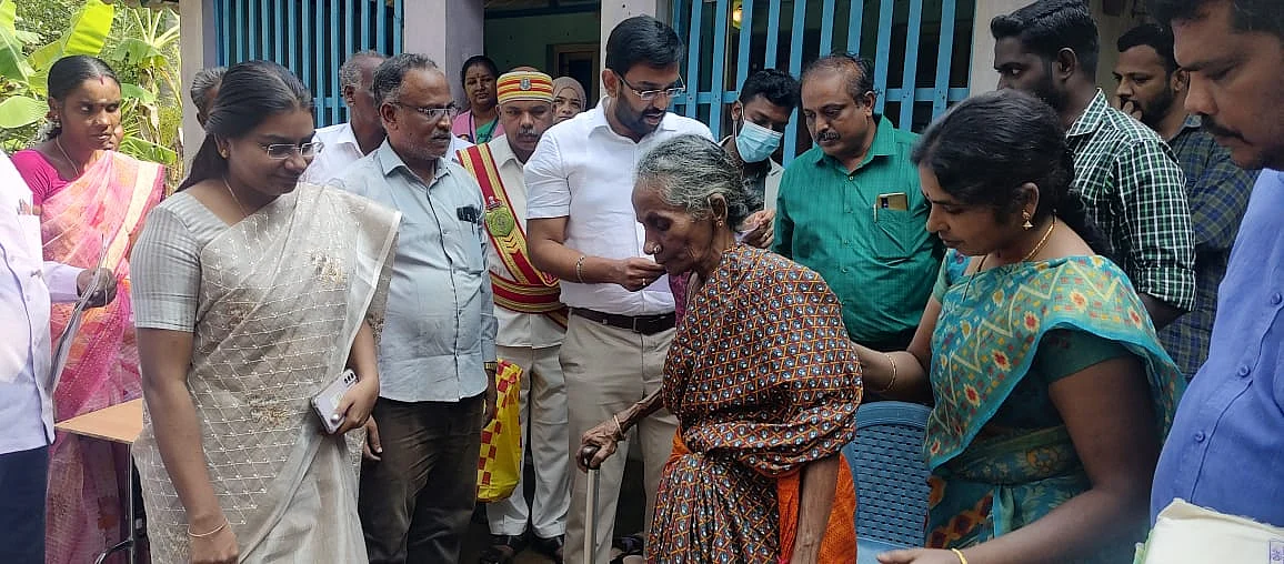 மூதாட்டிக்கு உதவிய கலெக்டர்