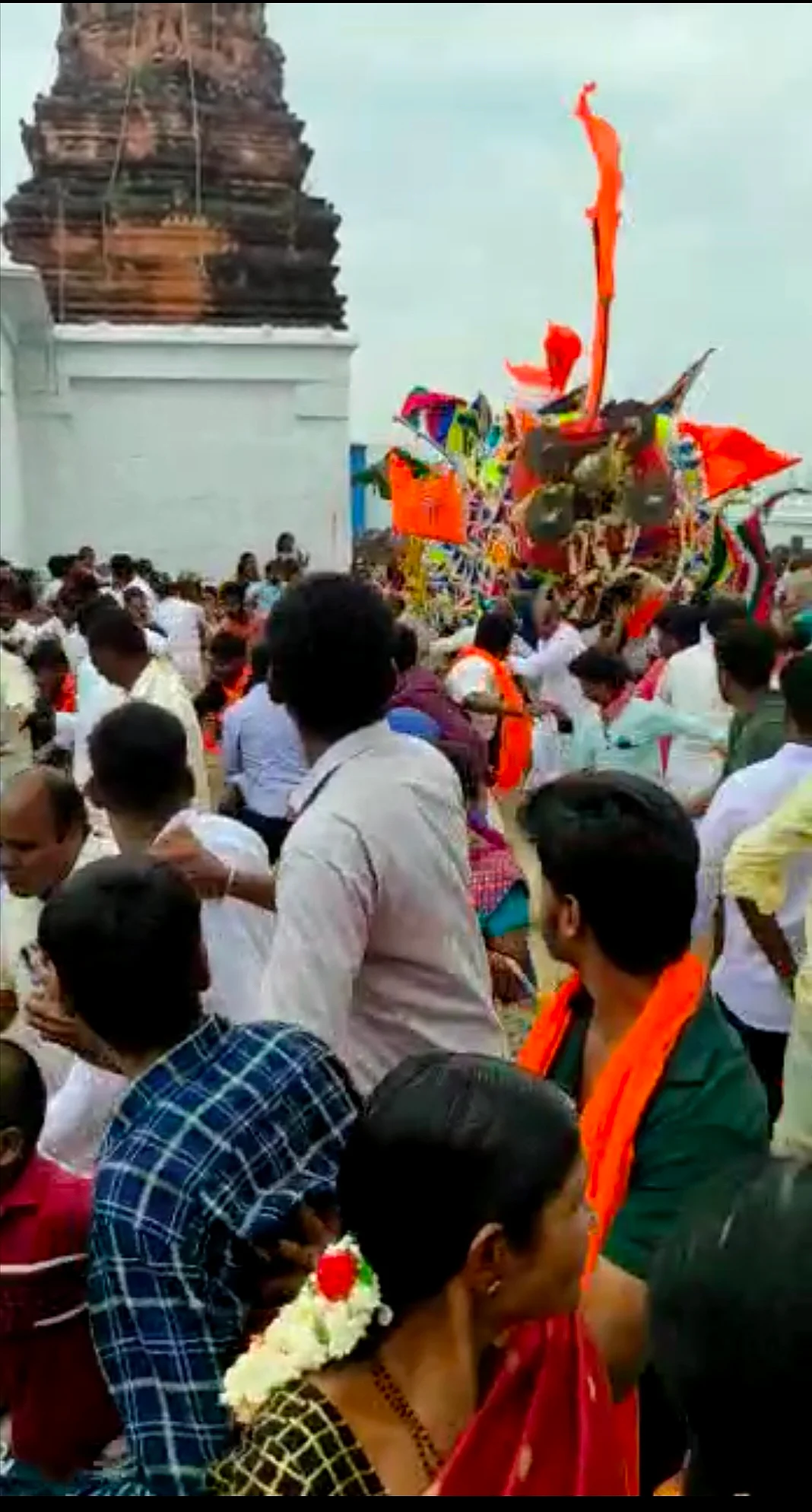 தேர் கவிழ்வதால் சிதறி ஓடும் பக்தர்கள்.