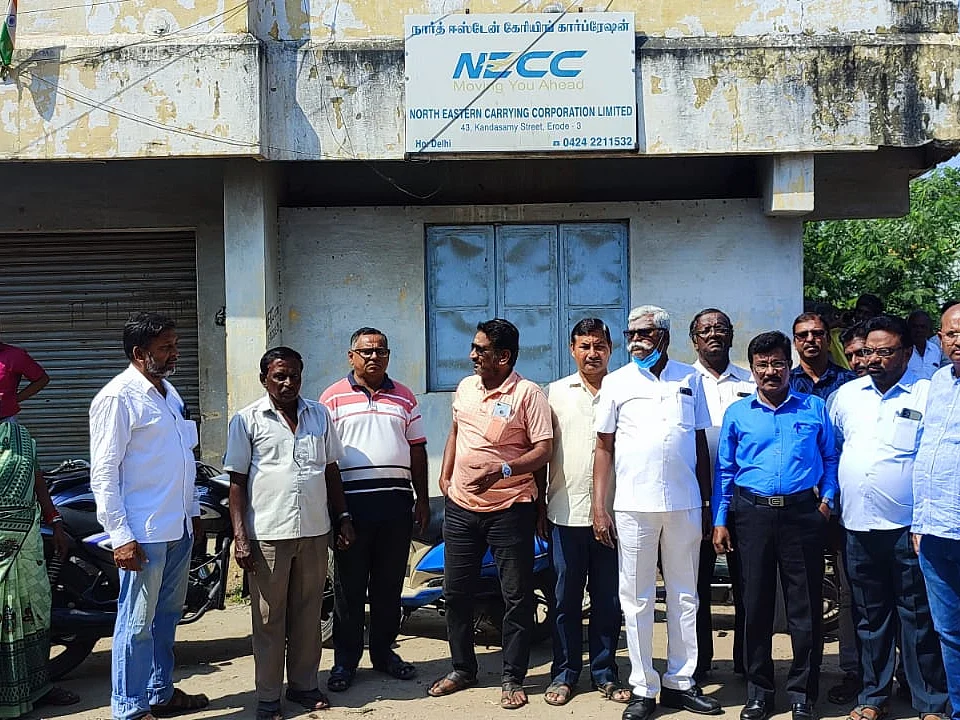 ஈரோடு: வெளிமாநில சரக்கு லாரிகள் காலவரையற்ற வேலைநிறுத்தம்! - ரூ.100 கோடி மதிப்பிலான பொருள்கள் தேக்கம்
