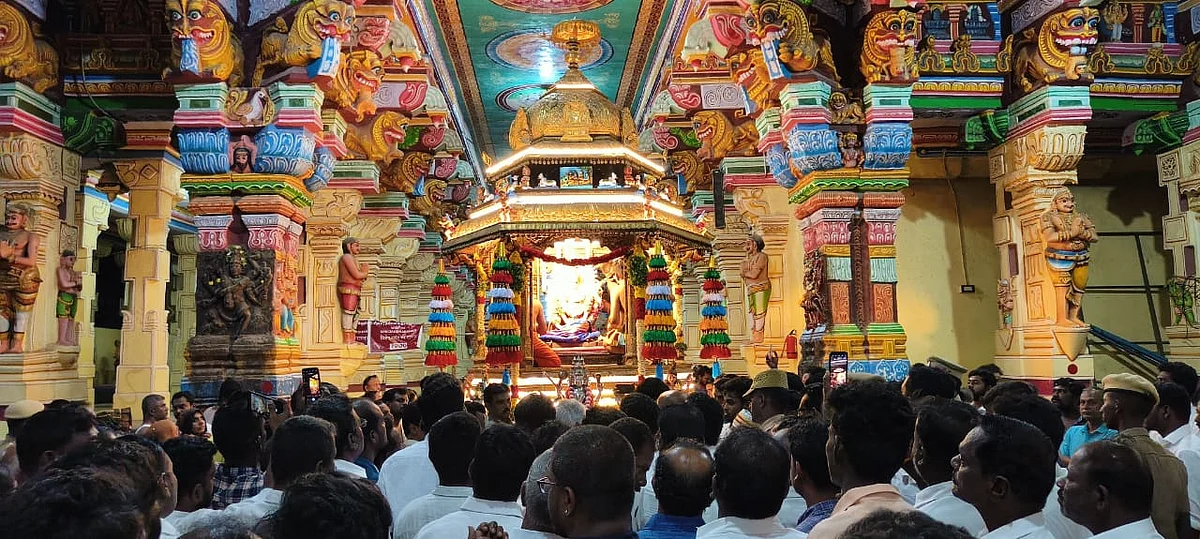 தங்க தேரை வடம் பிடித்து இழுத்து வந்த பக்தர்கள்