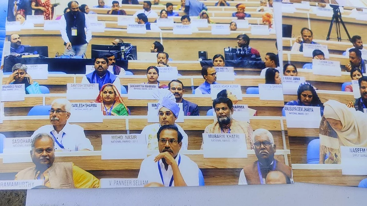 விருது விழாவில் பன்னீர்செல்வம்