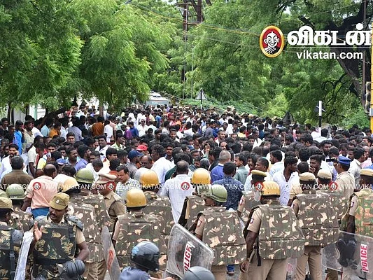 நெல்லை: கொலையானவர் உடலை வாங்க மறுத்து 5-வது நாளாகத் தொடரும் போராட்டம்... பதற்றத்தில் மக்கள்!