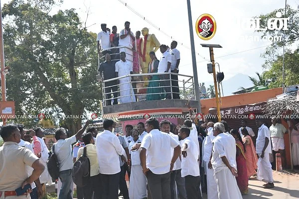 காமராஜர் சிலைக்கு மரியாதை