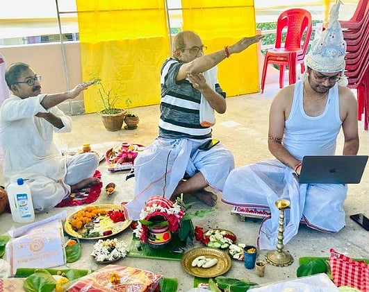 எல்லை மீறி போறீங்கப்பா; திருமணத்தின் போது லேப்டாப்பில் வேலை செய்யும் மணமகன்... வைரல் புகைப்படம்!