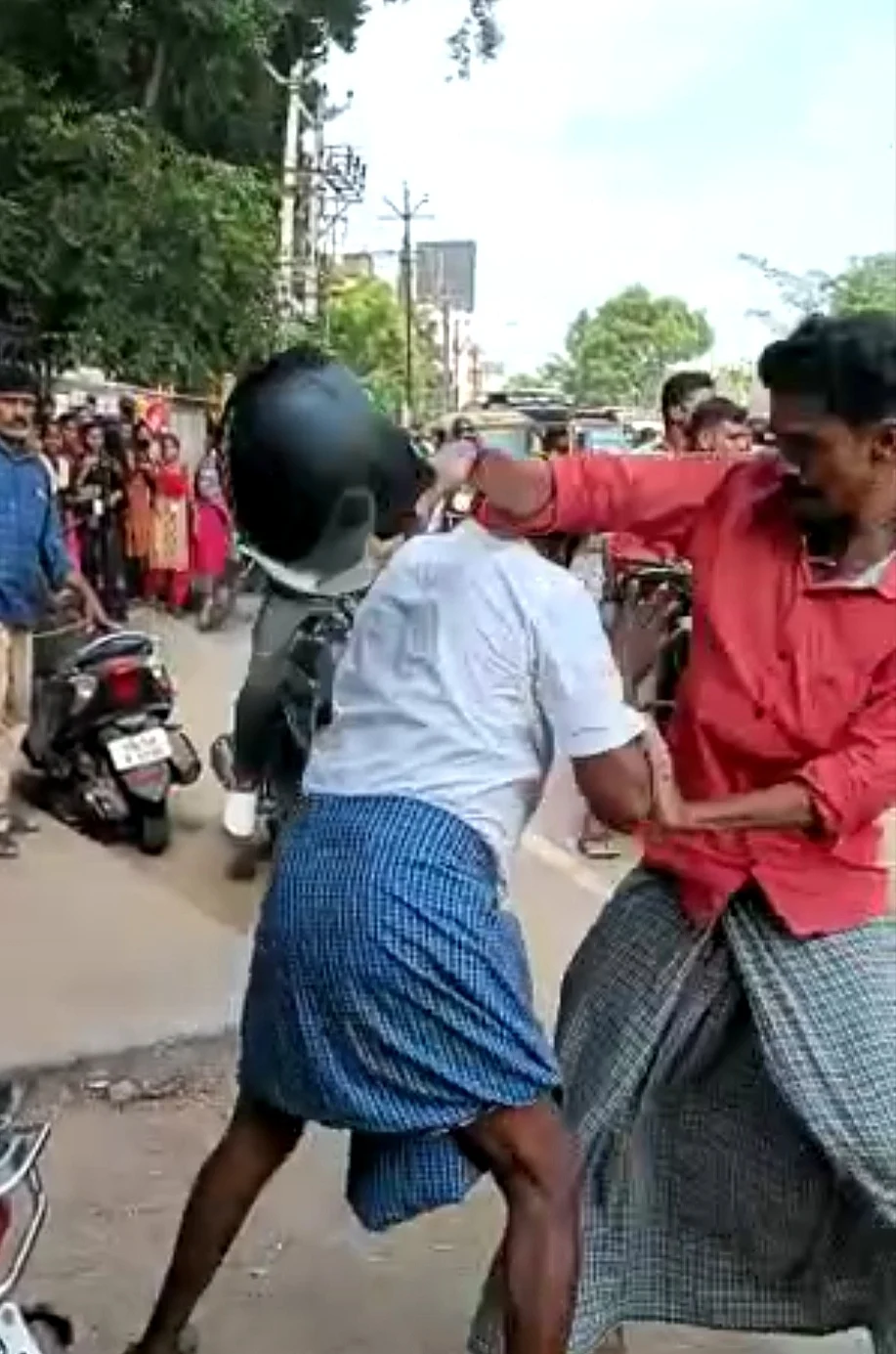 தாக்கப்படும் மாணவியின் தந்தை