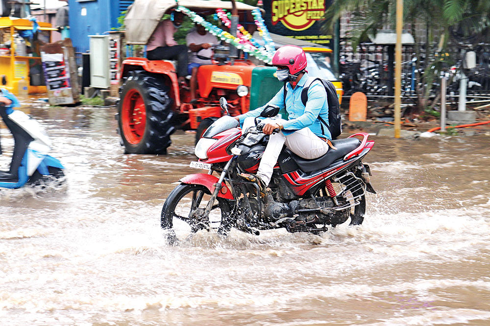மழை நேரங்களில் கார்/பைக் ஓட்டும்போது...