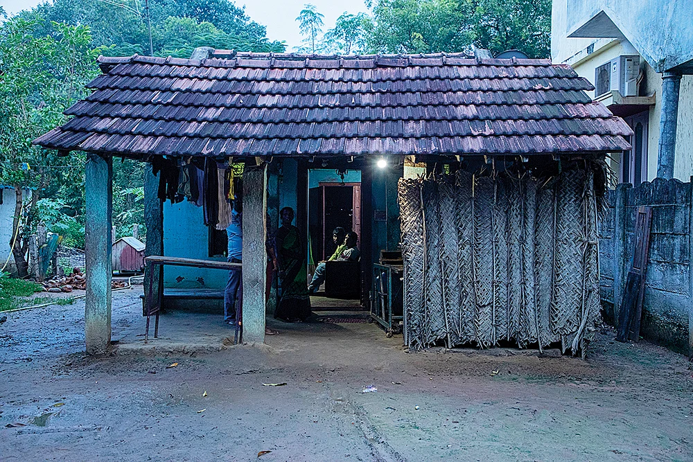 வீல்சேர்தான் வாழ்க்கை! - தசைநார் சிதைவால் பாதிக்கப்பட்ட சகோதரர்கள்... மகன்களுக்காக மருகும் தாய்!