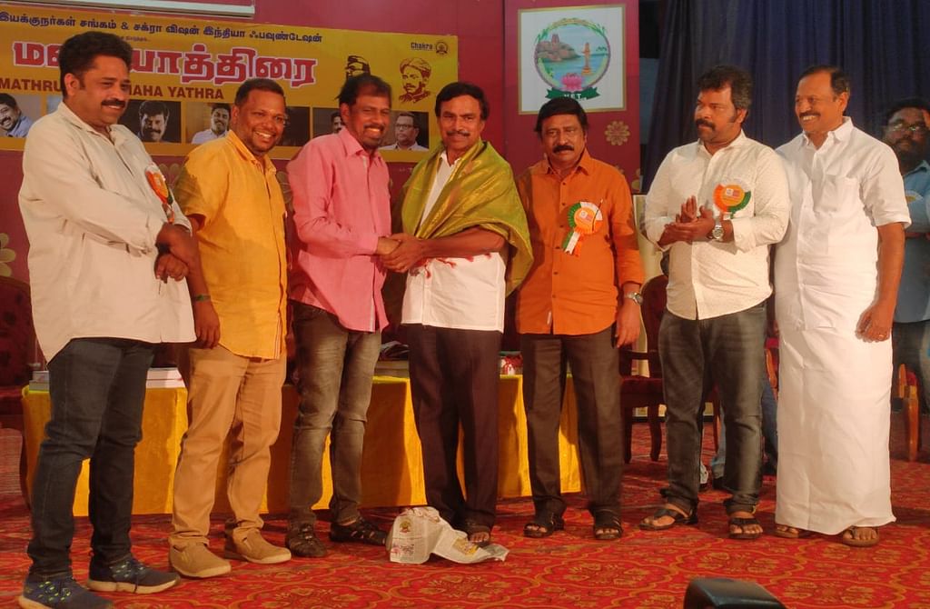 சுதந்திர வேள்வியில் தமிழகம் நூலாசிரியர் ஸ்டாலின் குணசேகரனைப் பாராட்டும் இயக்குநர்கள்.
