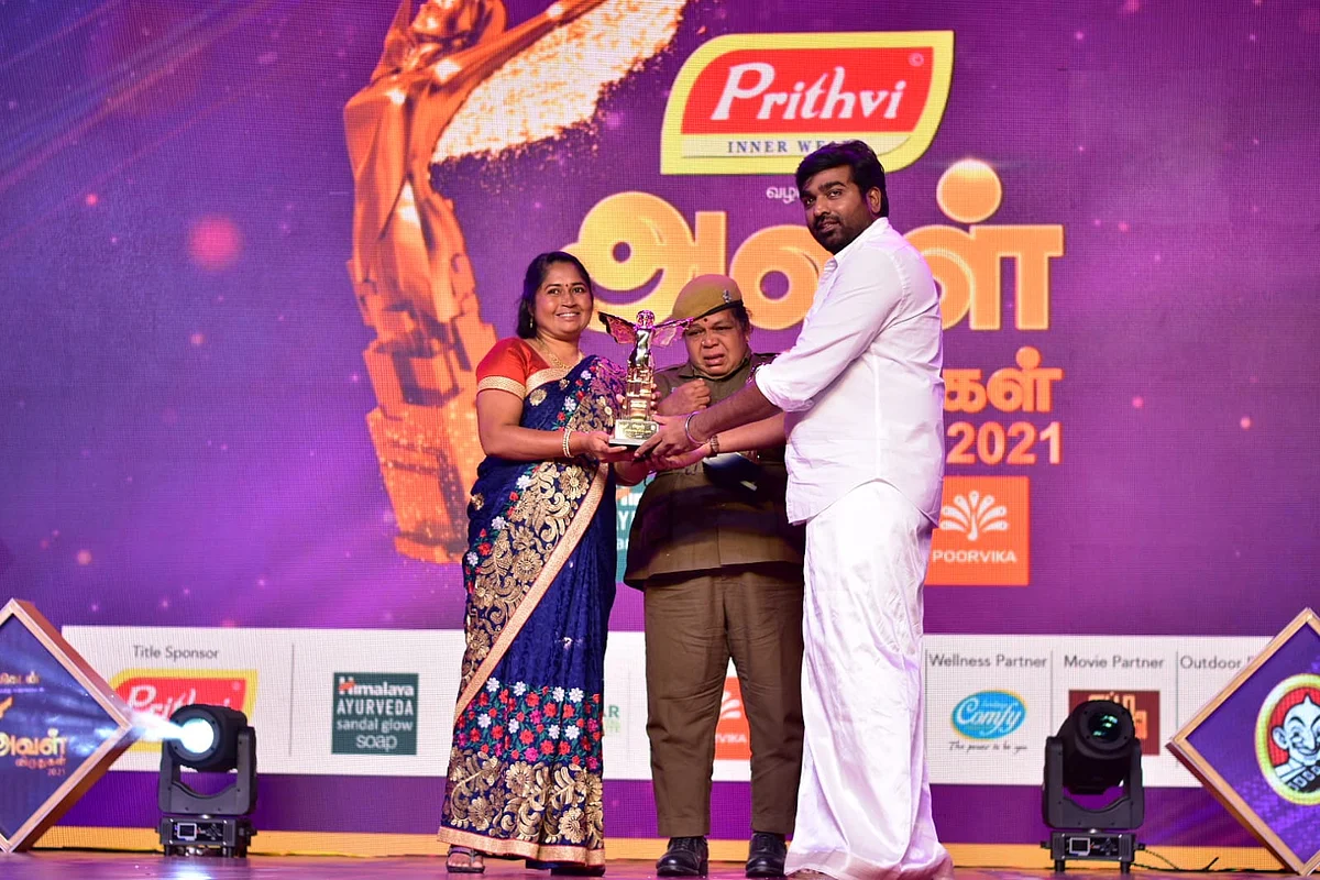 சூப்பர் வுமன் விருது பெறும் சுனிதா
