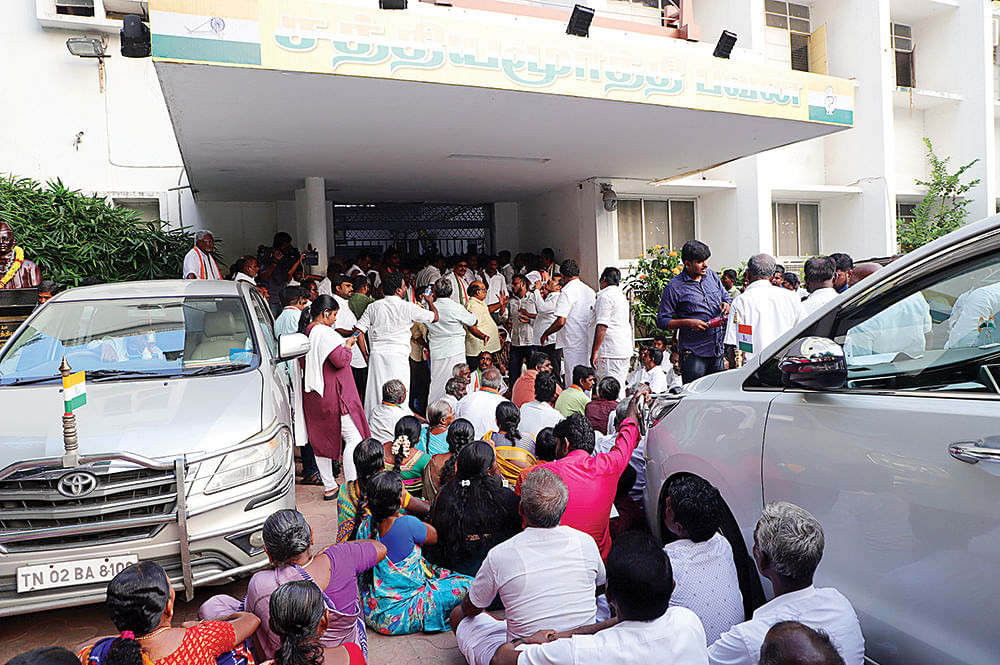 திருநெல்வேலிலருந்து வந்து பிரச்னை பண்றீங்களா? - உடைந்த மண்டை.. கிழிந்த சட்டை... ரணகளமான பவன்