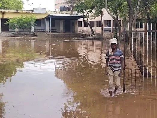 கரூர்: கனமழை, குளம்போல் தேங்கிய மழைநீர்! - வெள்ளம் வடியாததால் பள்ளிக்கு விடுமுறை அளித்த அவலம்!