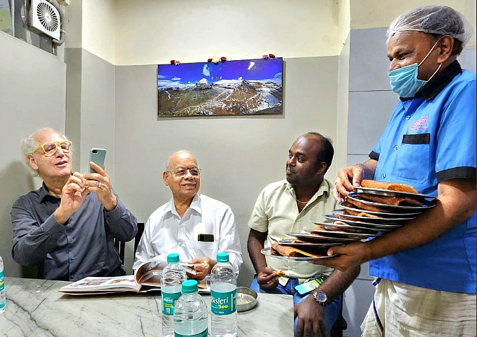பெங்களூரில் பில்டர் காபி குடித்த, ஸ்டார்பக்ஸின் இணை நிறுவனர் Zev Siegl; ஊழியர்களுக்குப் பாராட்டு!