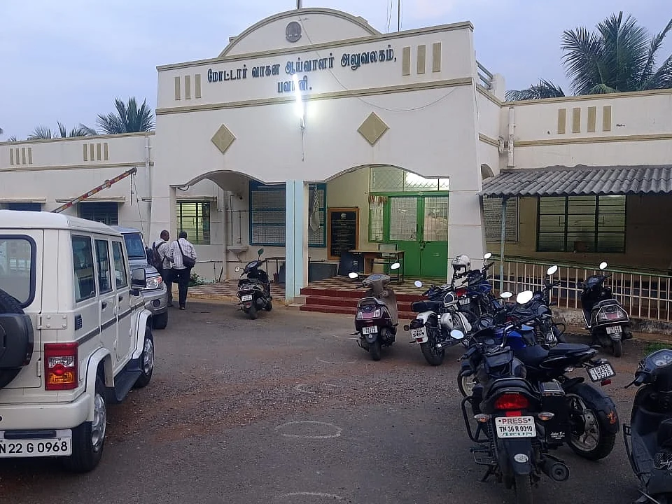 திடீர் ரெய்டு; ஜன்னல் வழியாகக் கொட்டிய பணம் - எம்.வி.ஐ அலுவலகத்தில் கைப்பற்றப்பட்ட ரூ.2.1 லட்சம்!