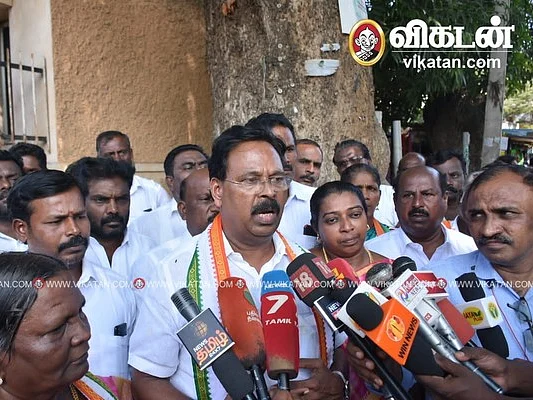 ``என்னிடம் விளக்கம் கேட்காமலேயே நீக்கியிருக்கிறார்கள்; டெல்லி சென்று முறையிடுவேன்!" - ரூபி மனோகரன்