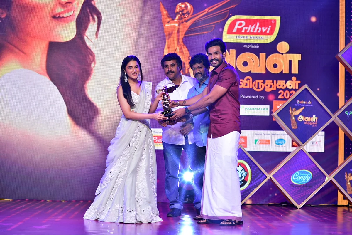 பிரியங்கா மோகன் யூத் ஸ்டார் விருது பெறும் தருணம்