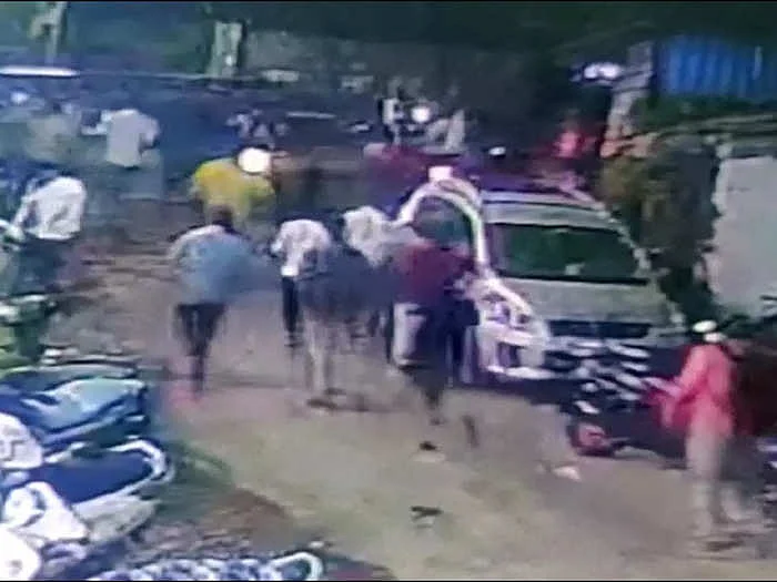 கண்காணிப்பு கேமராவில் பதிவான காட்சி