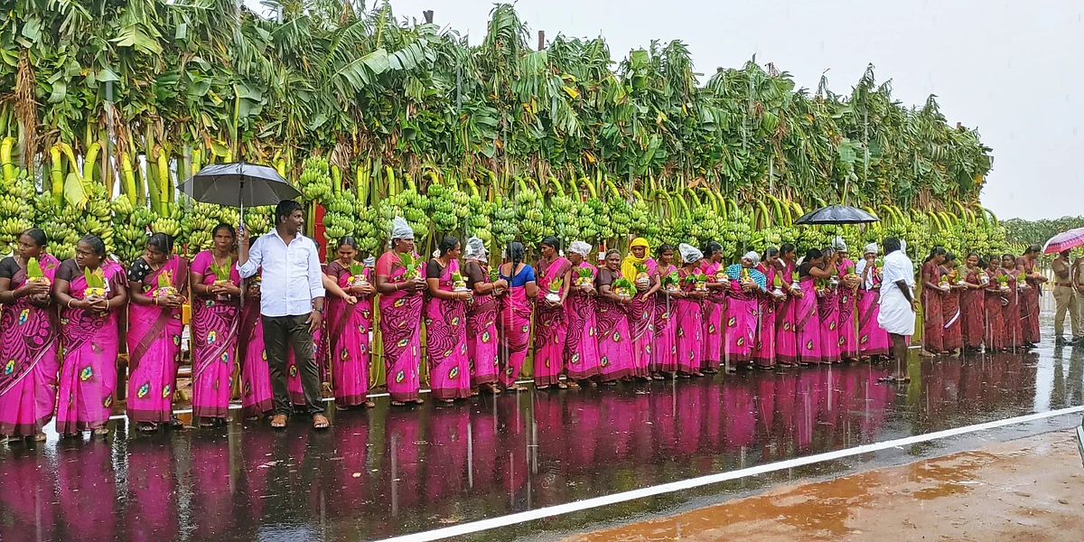 வரவேற்பு கொடுக்க காத்திருந்த பெண்கள்