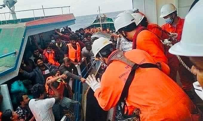 கப்பலில் சிக்கித் தவித்த 300-க்கும் மேற்பட்ட இலங்கை அகதிகள்... விரைந்து மீட்ட சிங்கப்பூர் கடற்படை! 