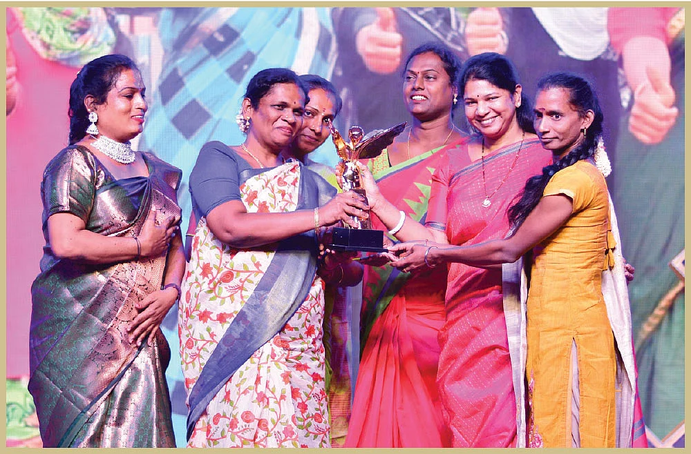 ‘மதுரை டிரான்ஸ் கிச்சன்’ குழுவினர், கனிமொழி...