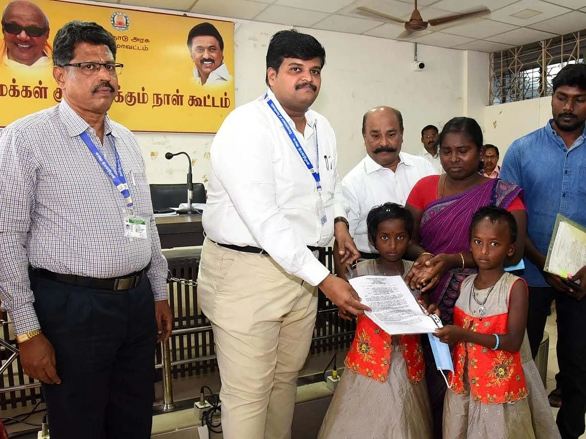 "வீட்டுமனைதான் கேட்டேன், புது வீடே கிடைச்சுட்டு!"- கணவரை இழந்த பெண்ணை நெகிழ வைத்த கரூர் ஆட்சியர்